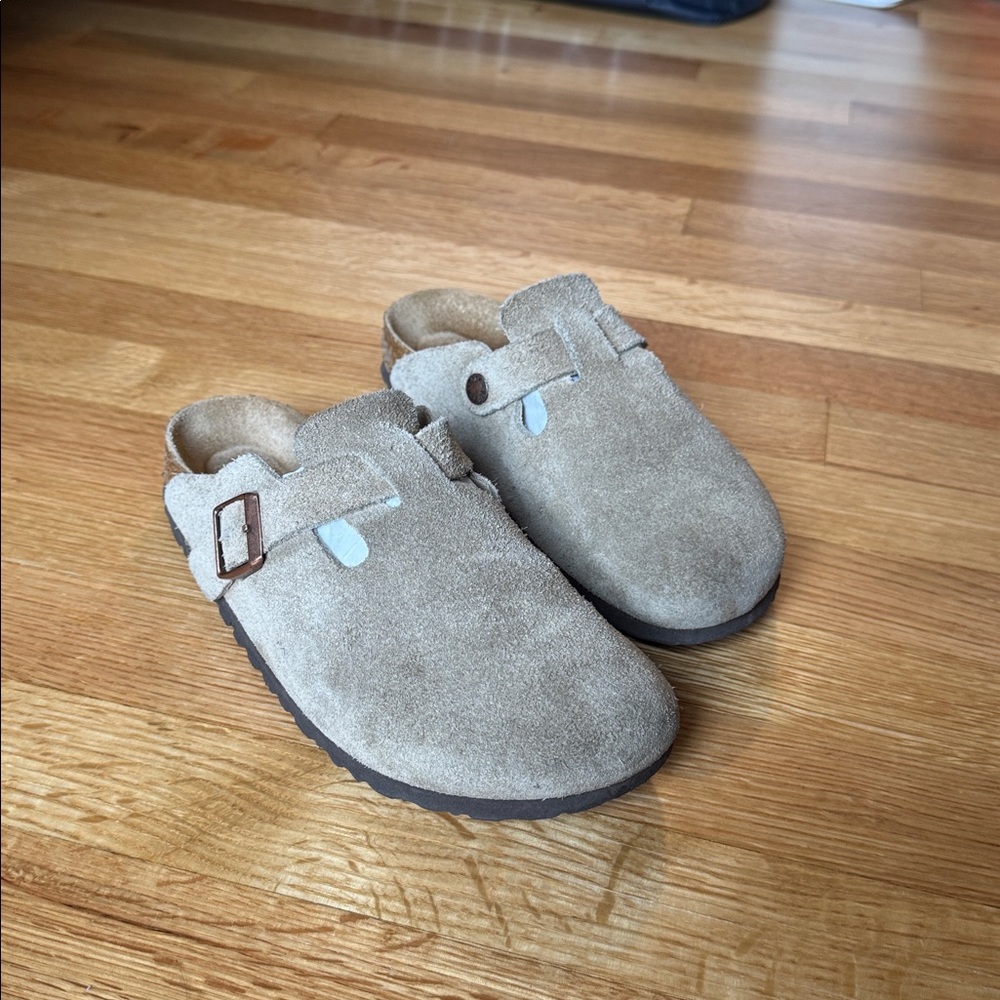Great condition Birkenstock Boston Soft Footbed Clog in Taupe